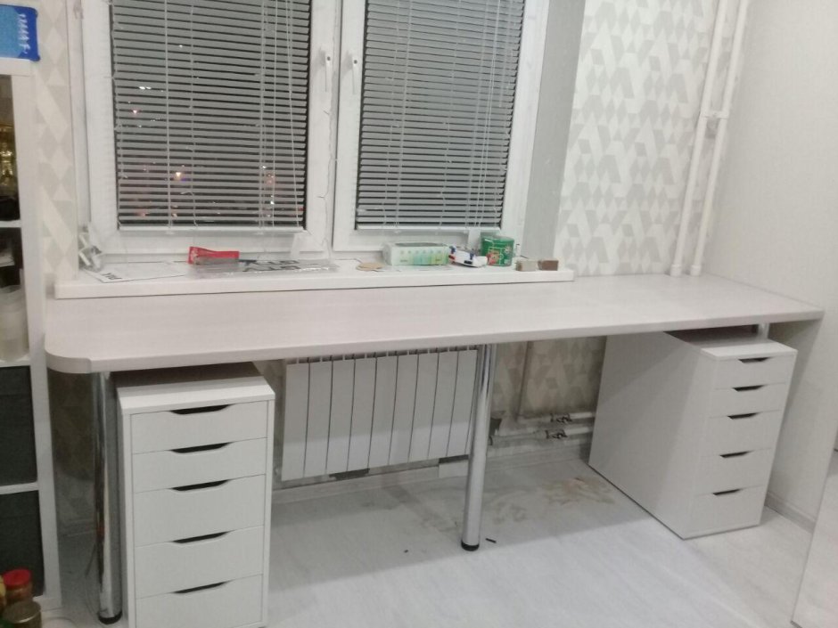 Столешница вдоль окна