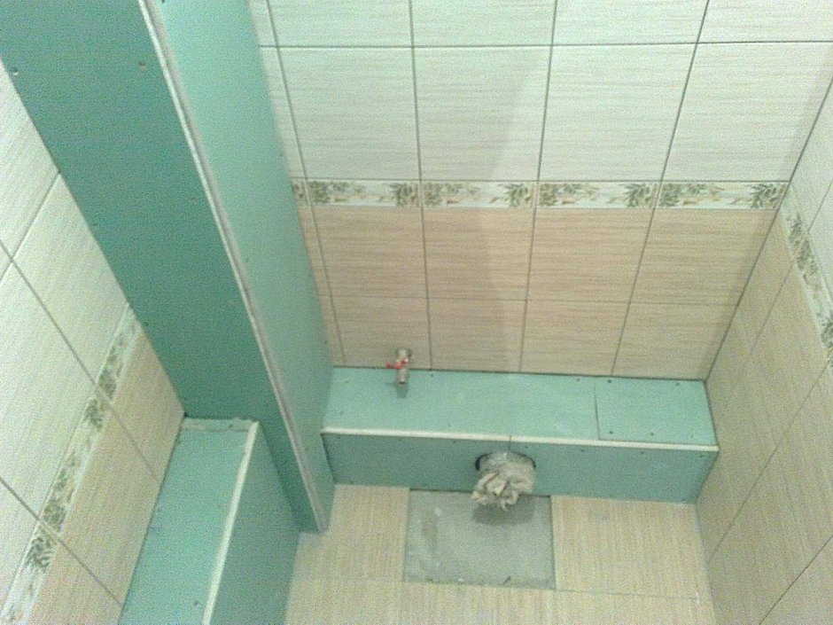 Пластиковый короб в туалете