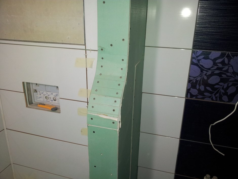 Металлический уголок для плитки в ванную на короб инсталляции