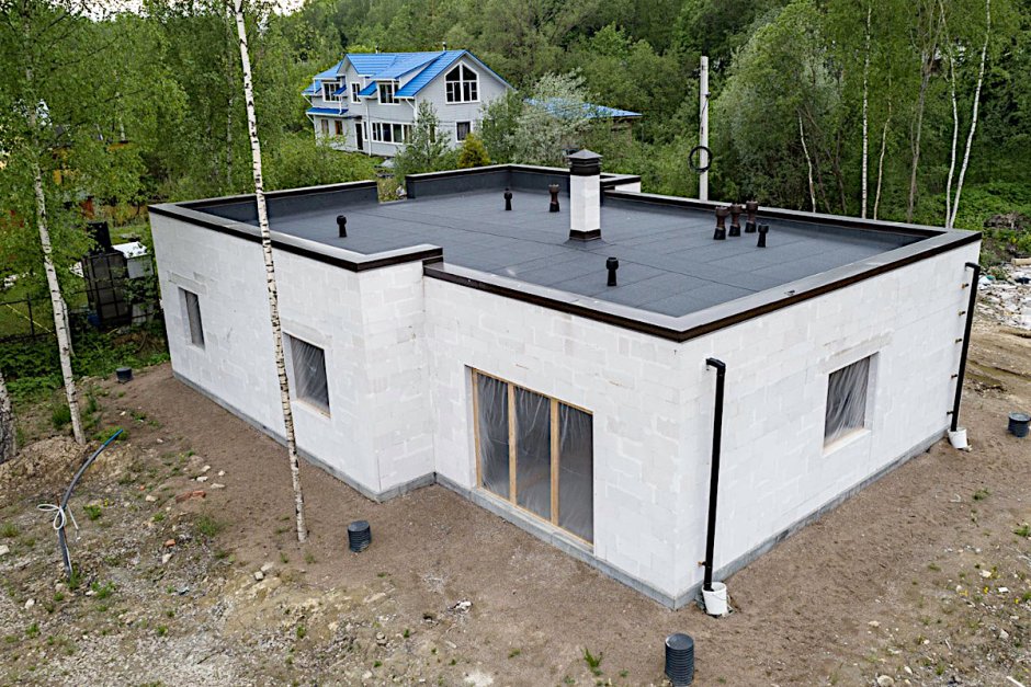 Одноэтажный дом с плоской кровлей из газобетона