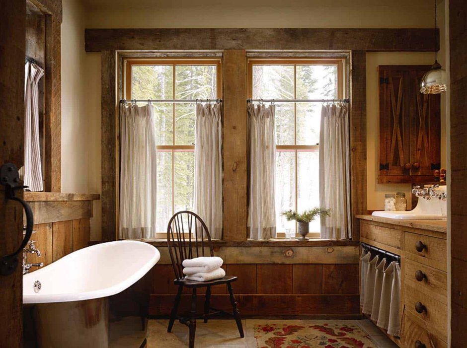 Ванна в деревенском стиле с окном