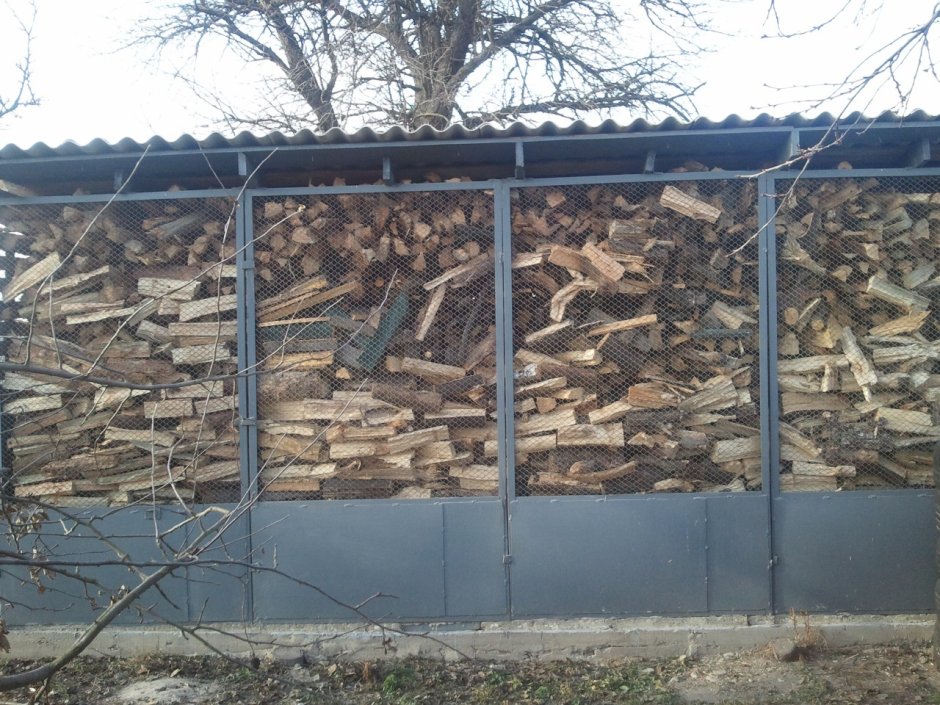 Дровяник у забора