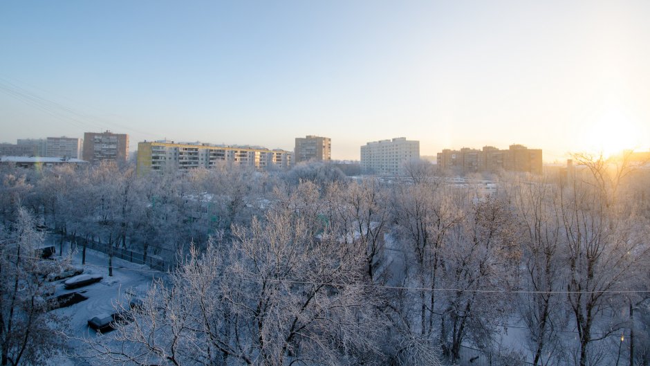 Вид за окном города зимой