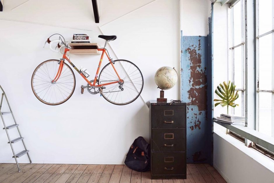 Велосипед на стене в интерьере