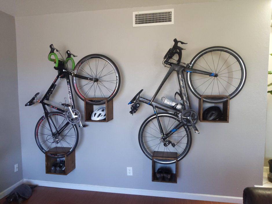 Хранение велосипеда в квартире на стене