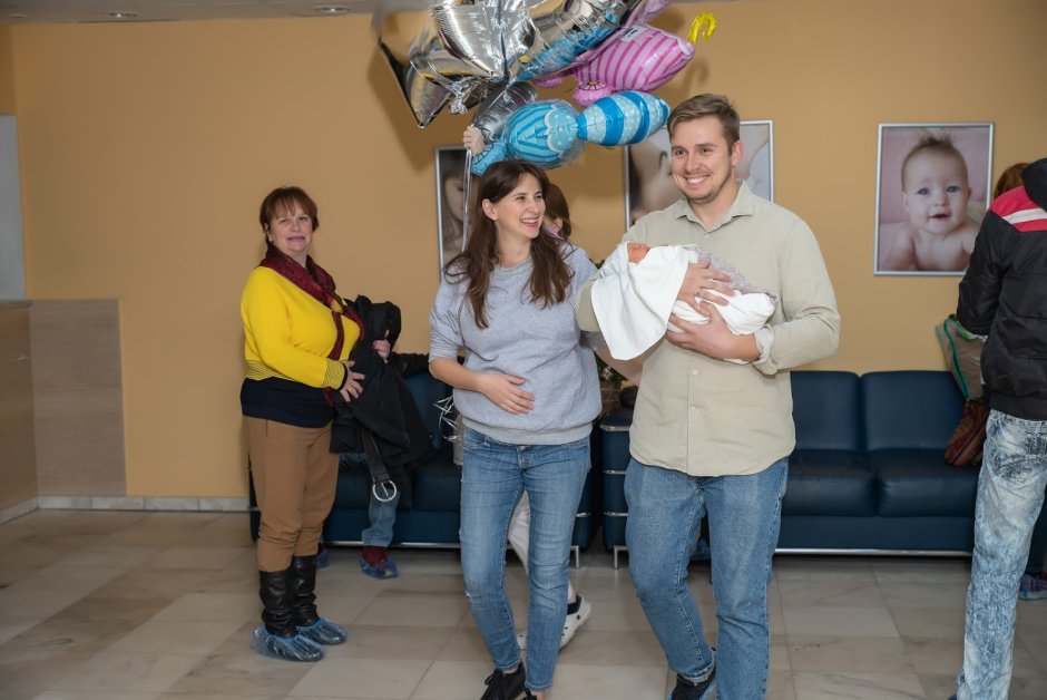 Выписка из роддома в августе