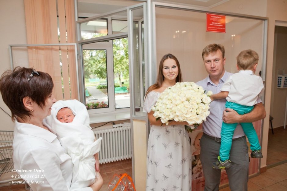 Прическа на выписку из роддома