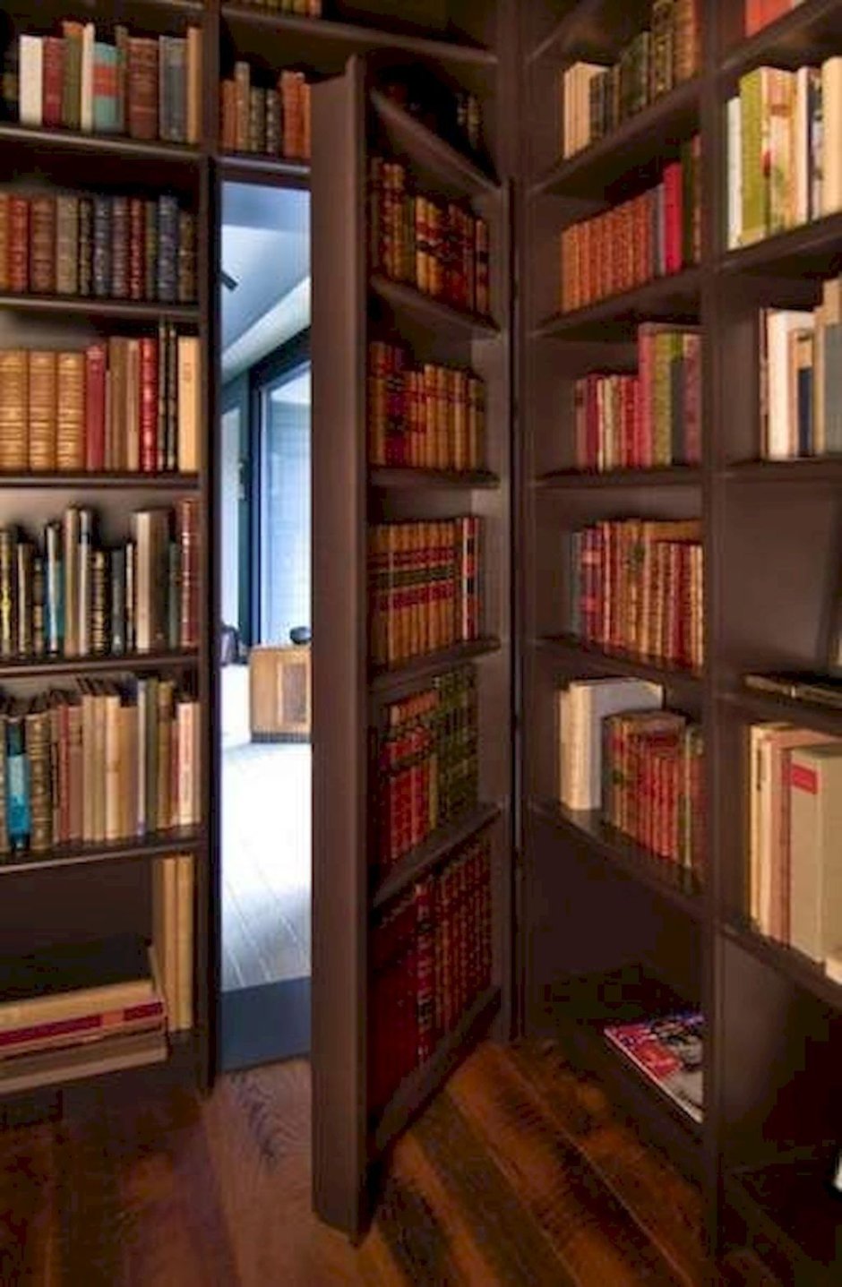 Потайная дверь в книжном стеллаже