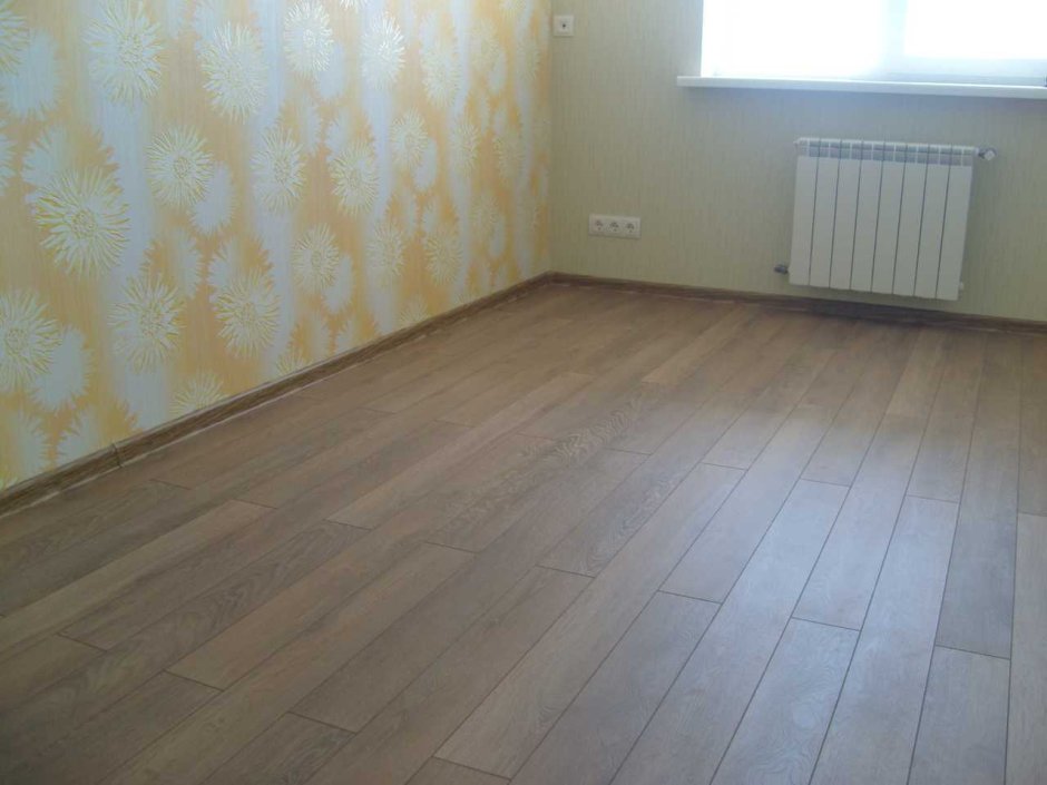 Обои под светлый ламинат сочетание