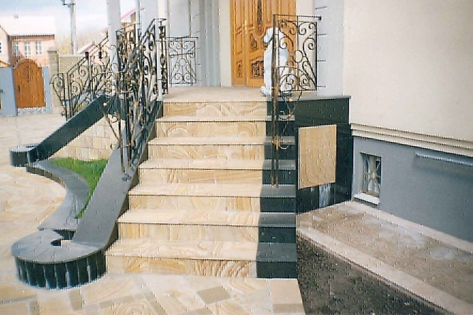 Мраморная лестница на улице