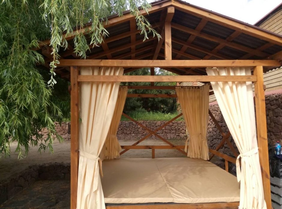 Пергола деревянная со шторами