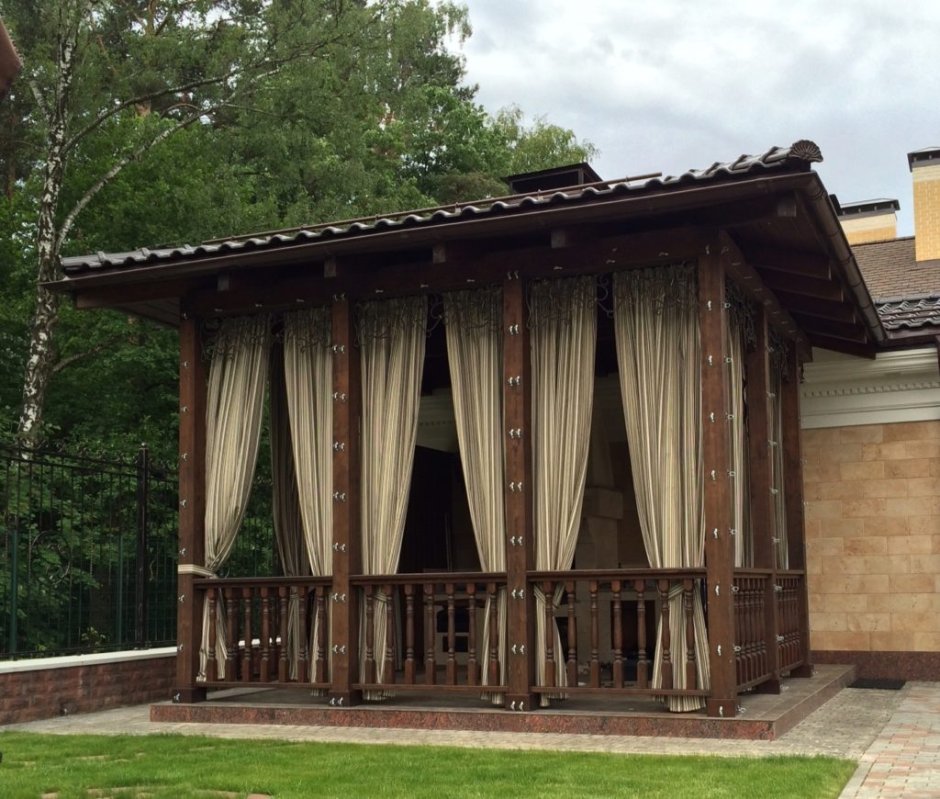 Деревянная беседка со шторами