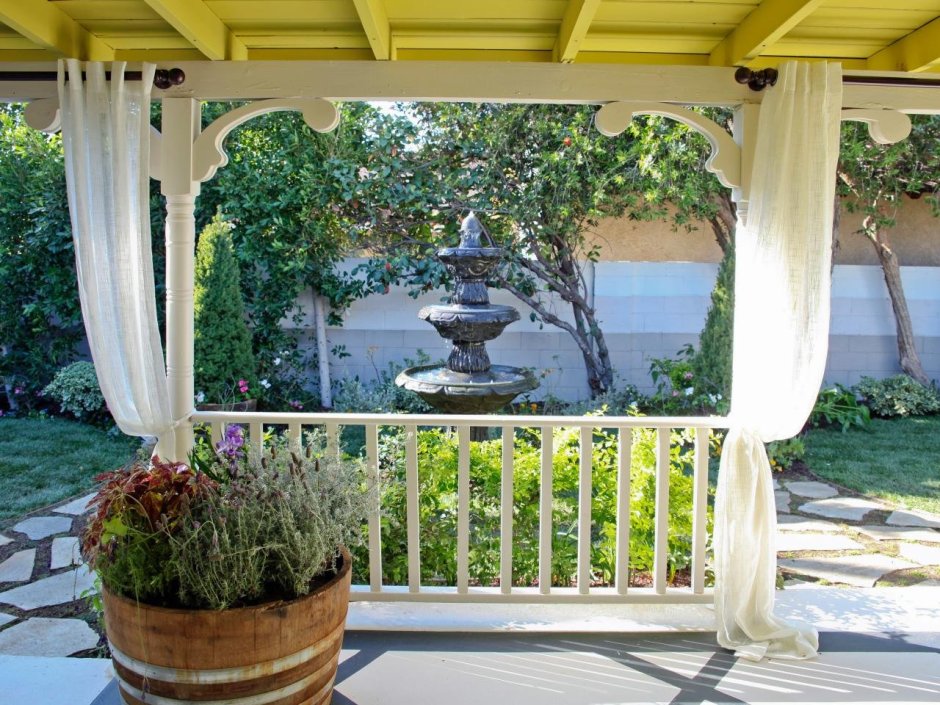 Красивые шторы в беседку на даче