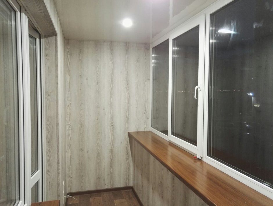 Отделка балкона ламинированными ПВХ панелями