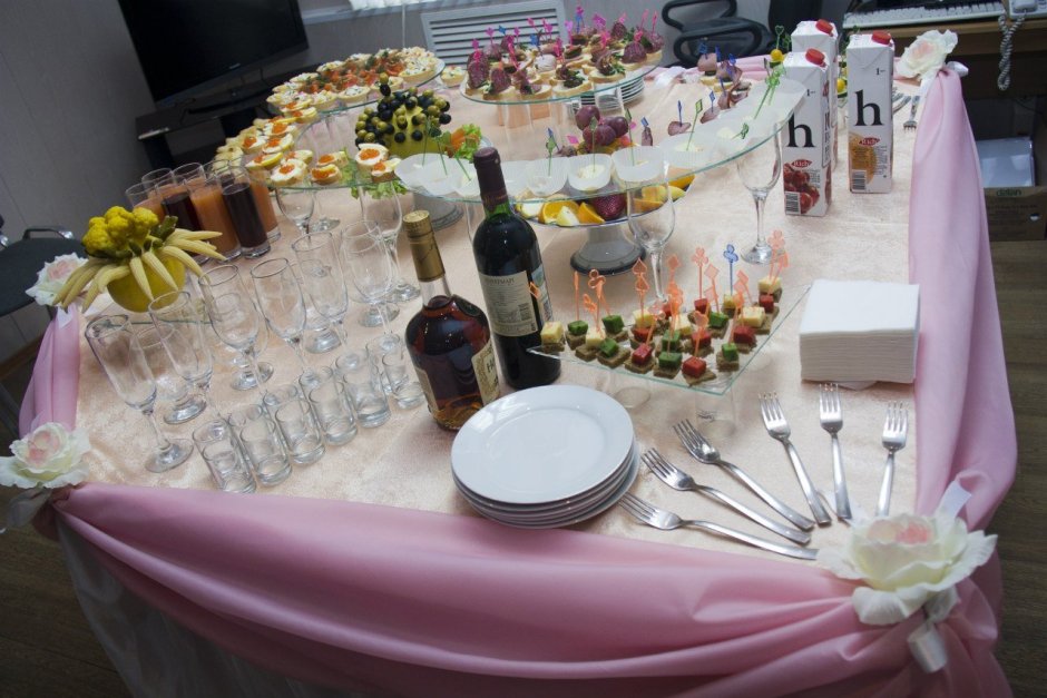 Свадебный стол на выкупе невесты