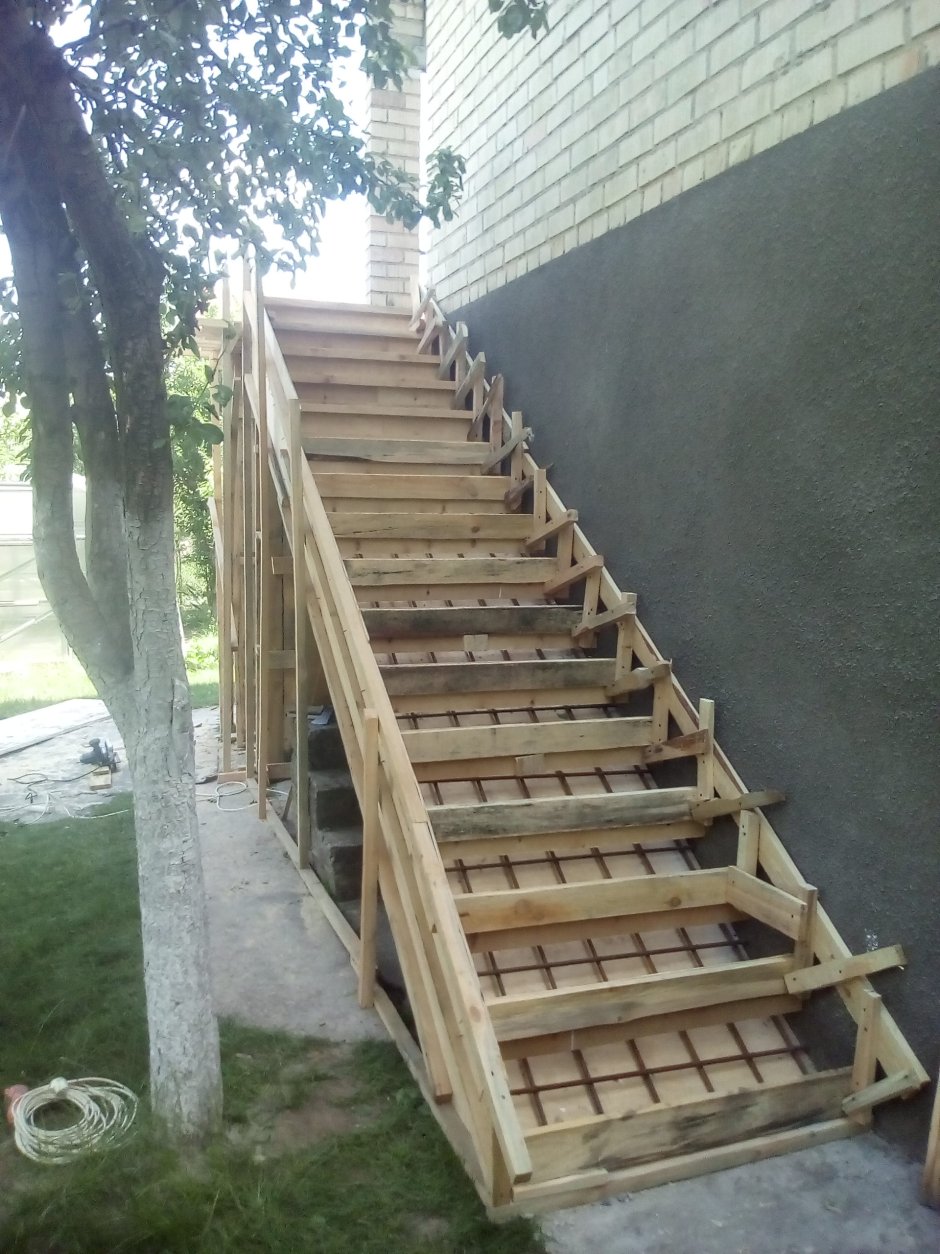 Лестница из бетона на улице