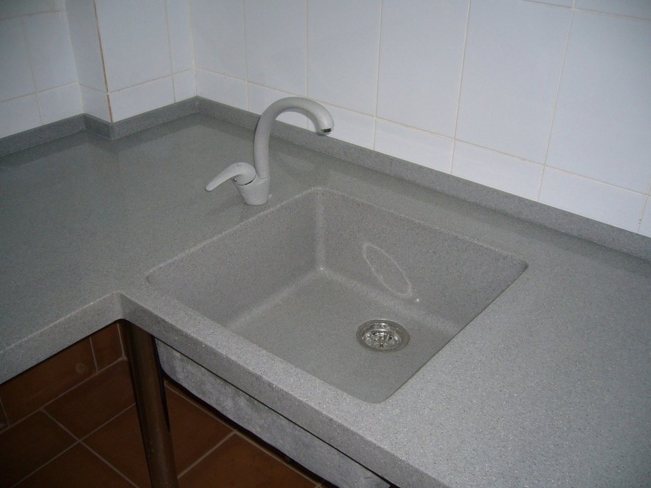 Стык столешницы из искусственного камня