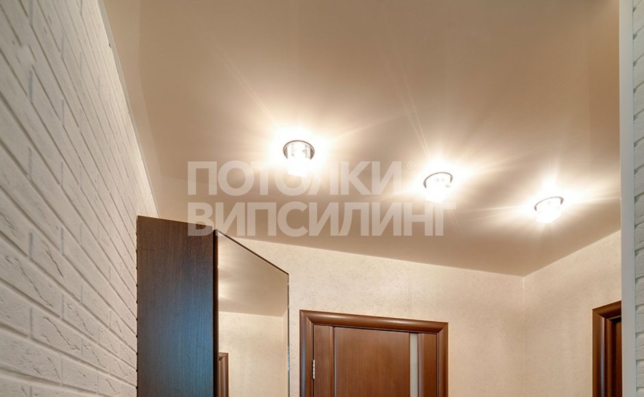 Сатиновый потолок в прихожей