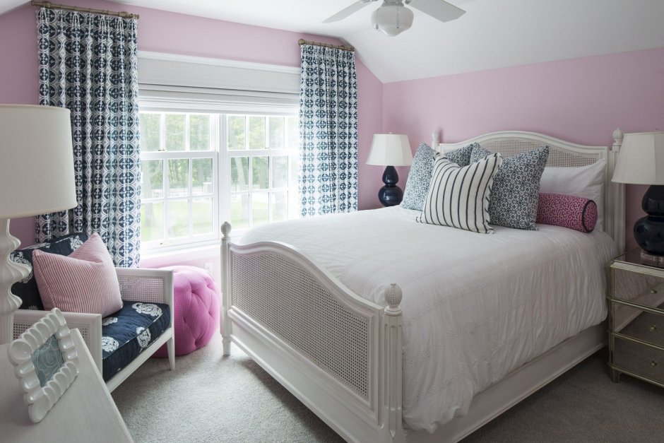 Голубая спальня розовые шторы