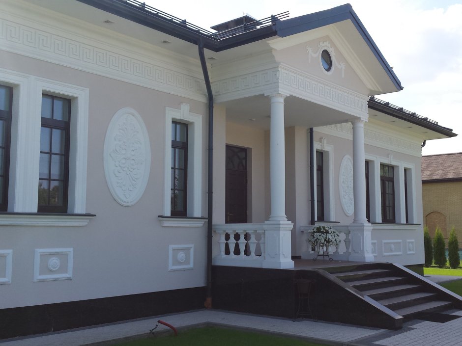 Дом с лепниной на фасаде