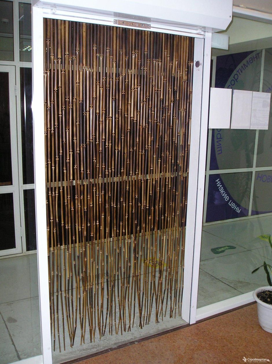 Шторы из бамбука на дверной проем