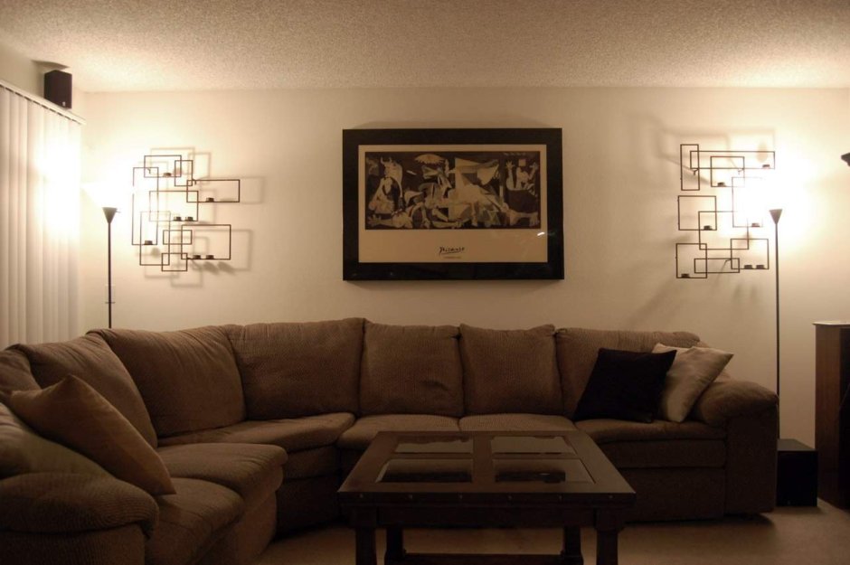 Настенные светильники над диваном в гостиной