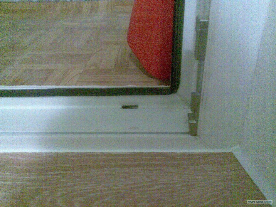 Плинтус у балконной двери