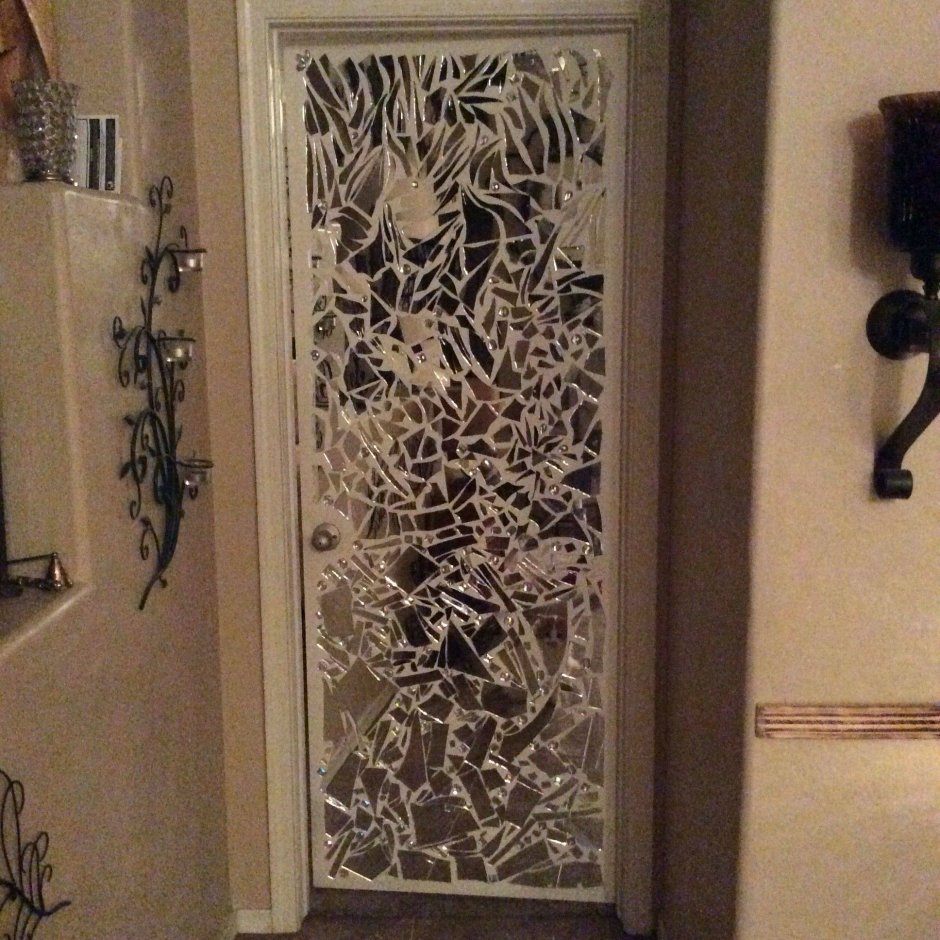 Декор двери мозаикой