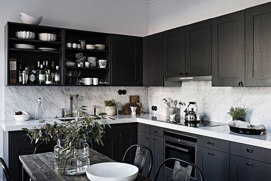 Интерьер черная кухня серые обои