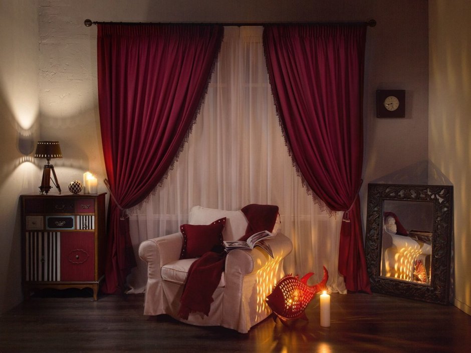 Бордовые шторы в спальне