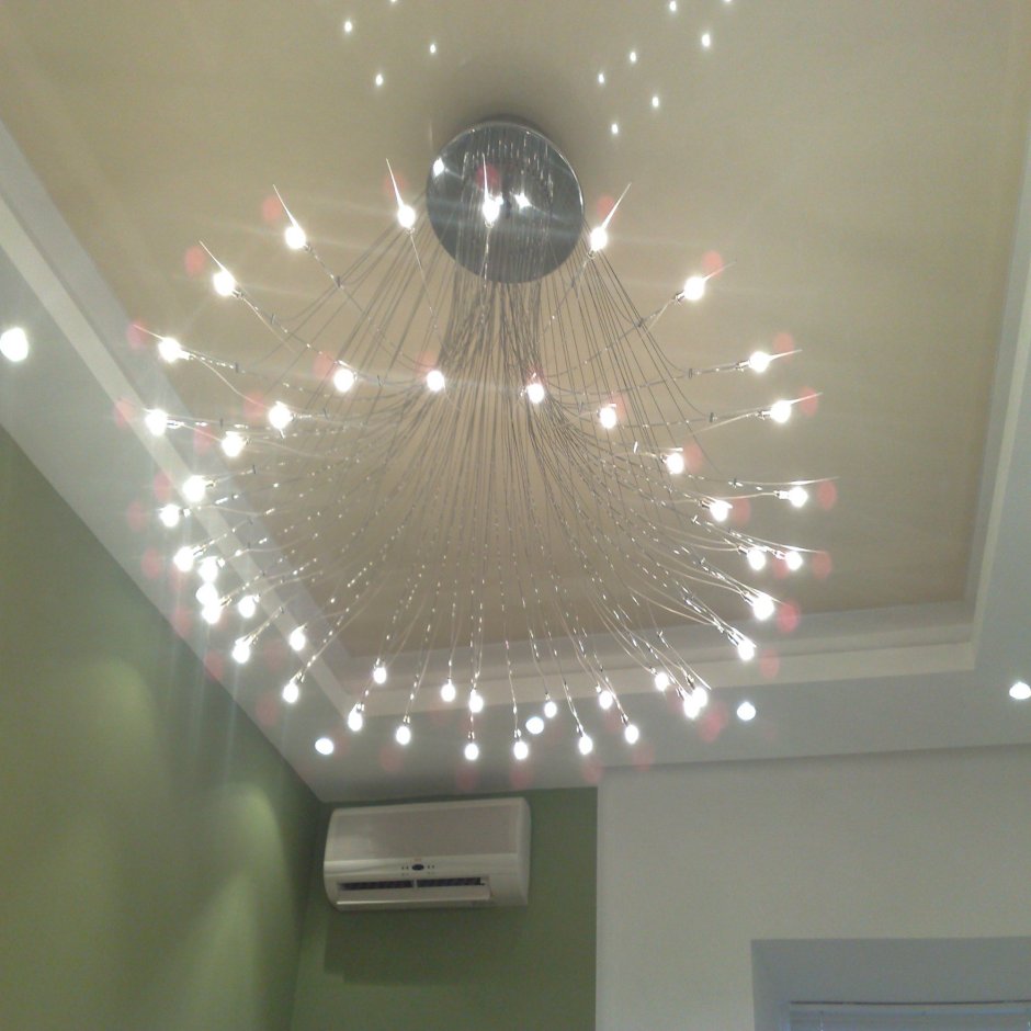 Люстра и точечные светильники