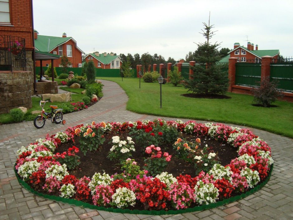 Клумба в виде озера
