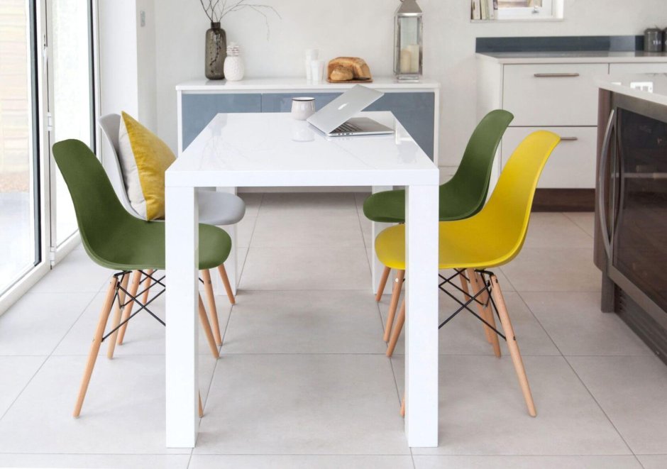Стулья Eames в интерьере на кухне