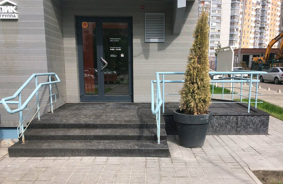 Крыльцо офисного здания