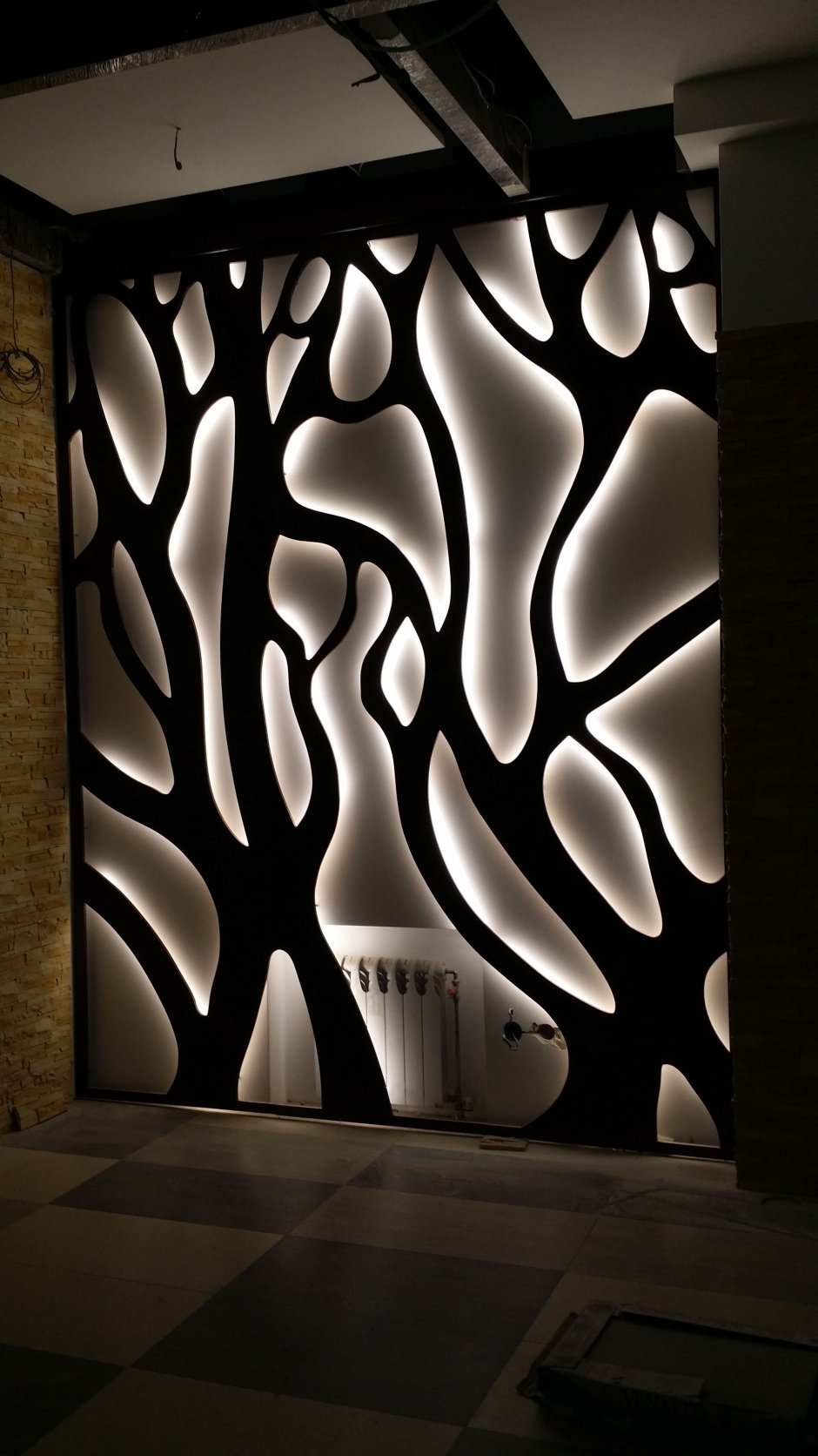 Дерево с подсветкой на стену