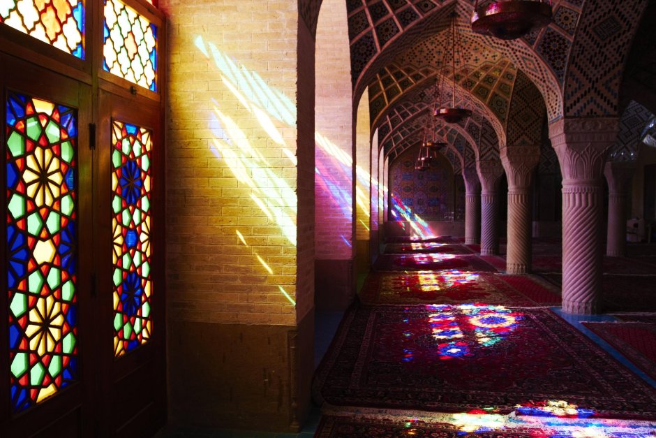 Мечеть в Иране с витражами