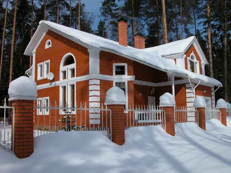 Дом из кирпича зимой