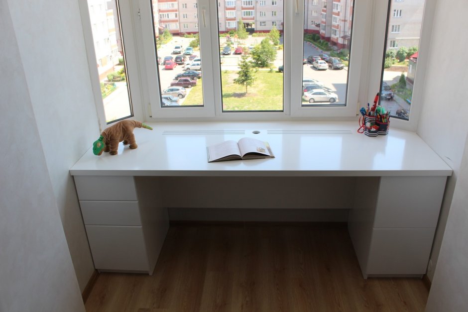 Детский стол у подоконника