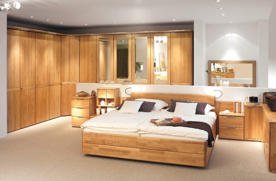 Интерьер комнаты с деревянной мебелью