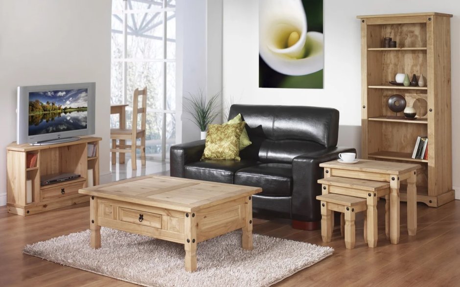 Интерьер гостиной с деревянной мебелью