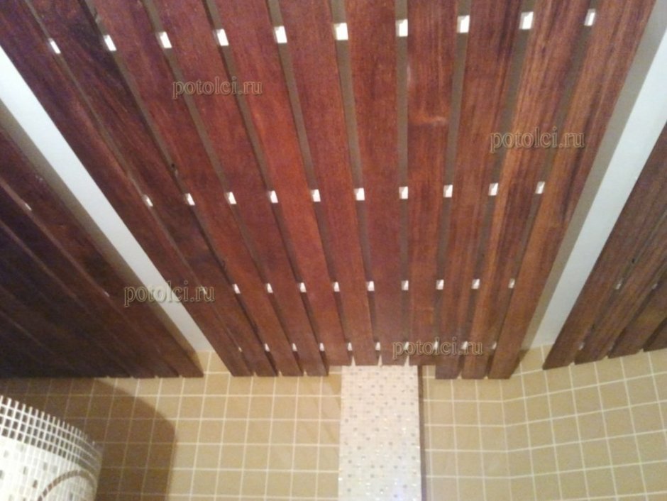 Реечный потолок в ванную под дерево