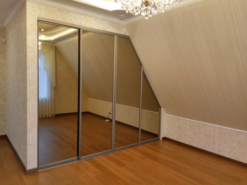 Шкаф купе в мансарде