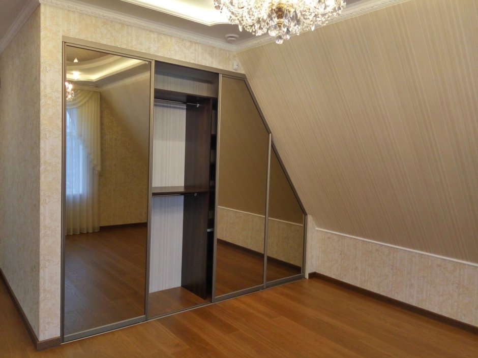 Встроенный шкаф купе в мансарде