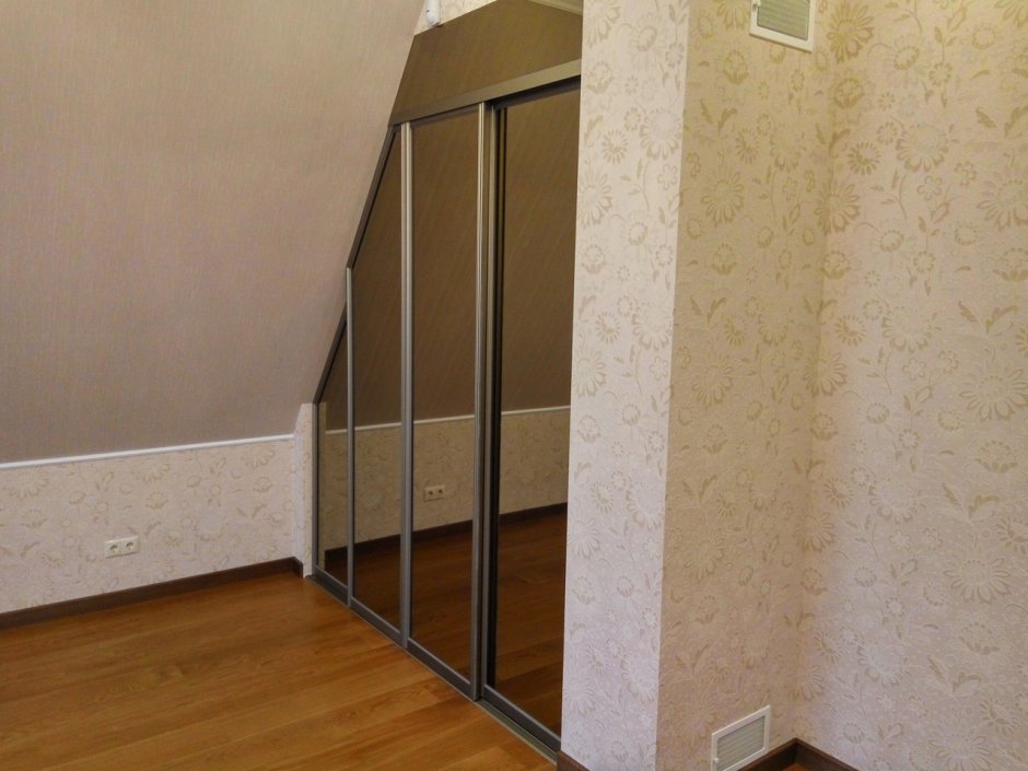 Шкаф мансардный встроенный