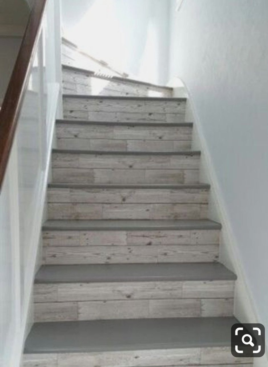 Ступени серого цвета на деревянной лестнице