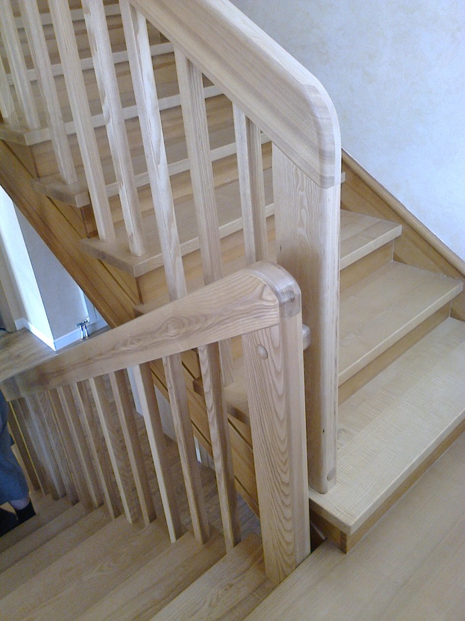 Лестница светлая деревянная