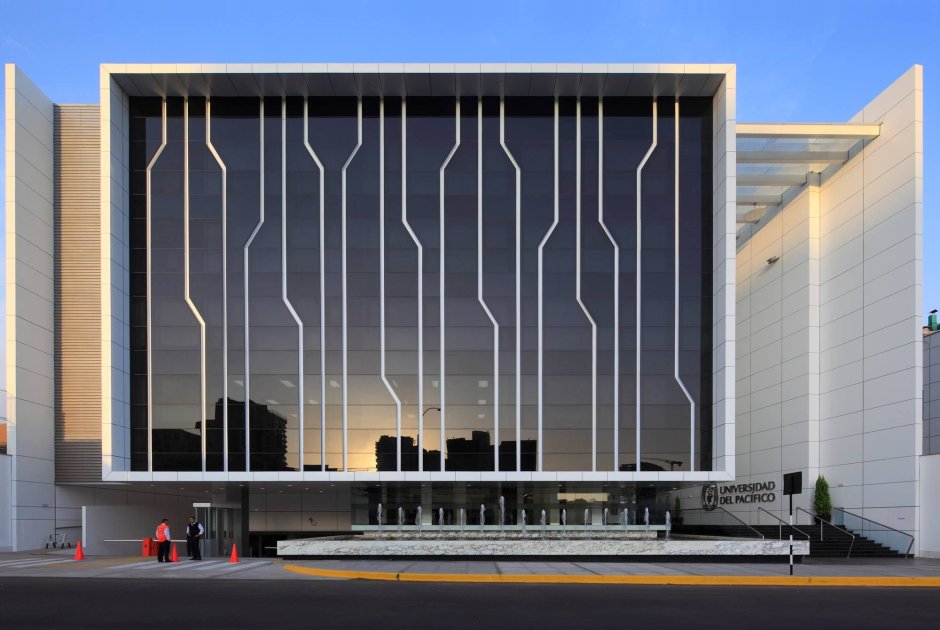 "Universidad del Pacifico" Branch Office / Metropolis