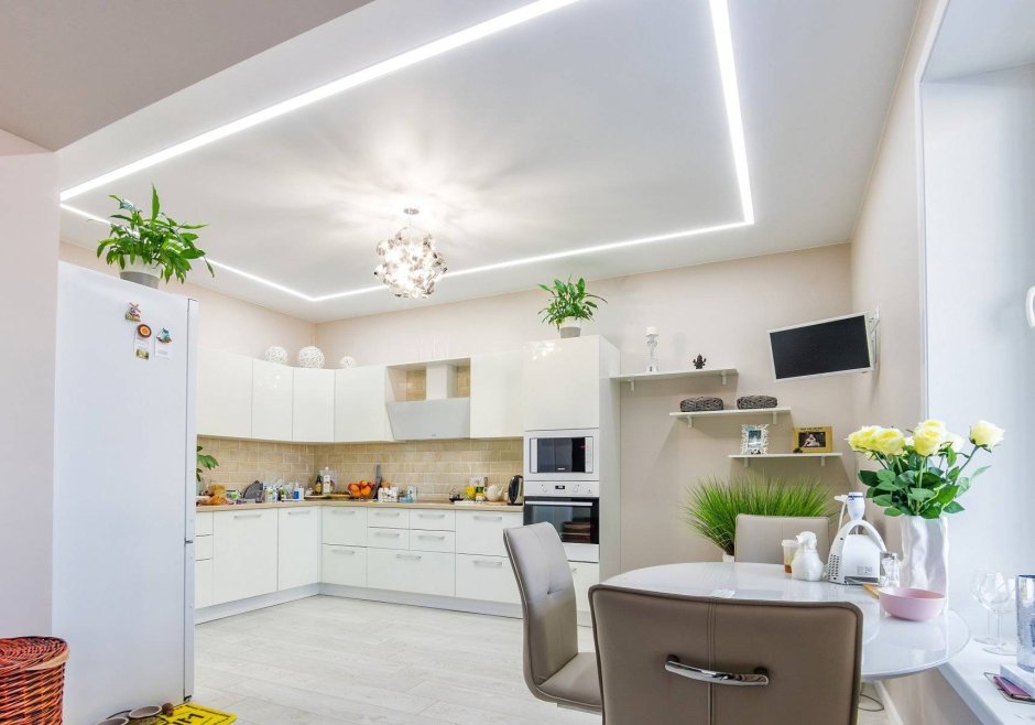 Сатиновый натяжной потолок на кухне
