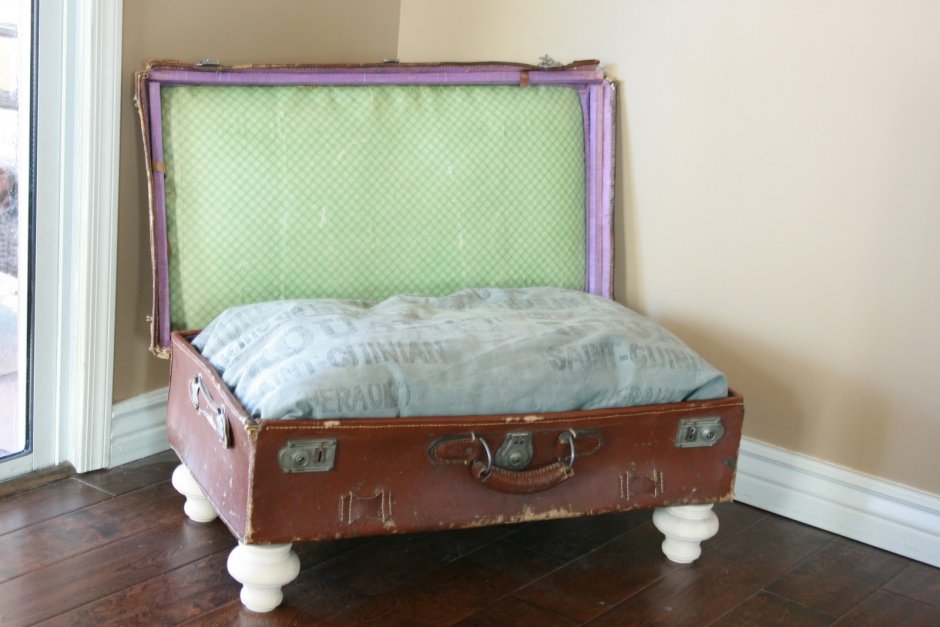 Лежанка для собак из старого чемодана