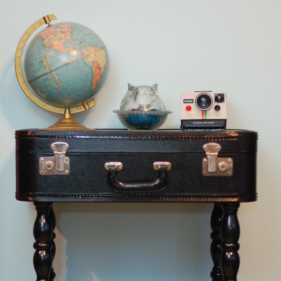 Декор чемодана в виде столика
